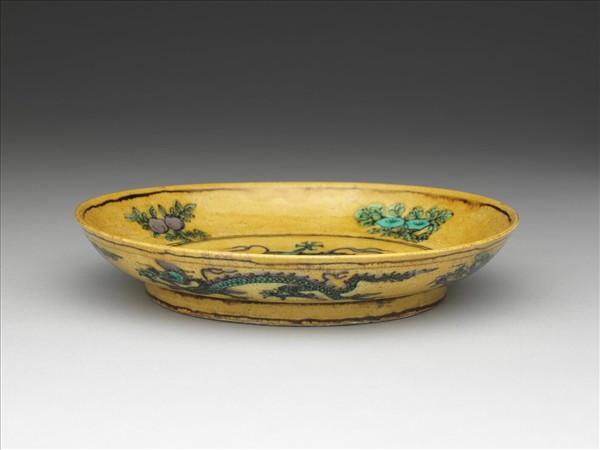 素三彩黃地花果龍紋盤