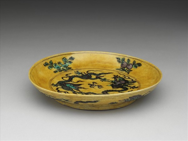 素三彩黃地花果龍紋盤