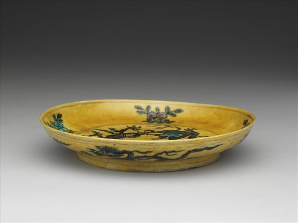 素三彩黃地花果龍紋盤