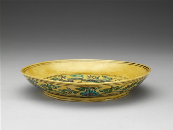 素三彩黃地番蓮龍紋盤