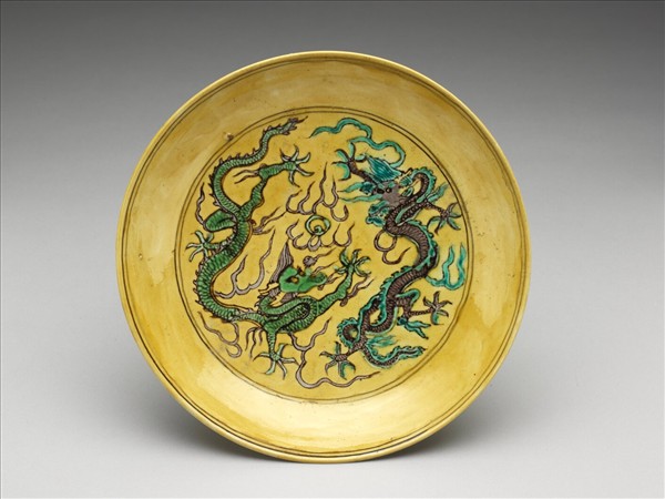 素三彩黃地番蓮龍紋盤