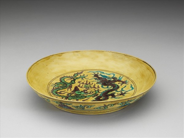 素三彩黃地番蓮龍紋盤