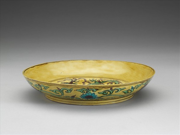 素三彩黃地番蓮龍紋盤