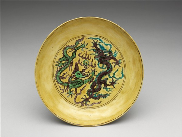 素三彩黃地番蓮龍紋盤