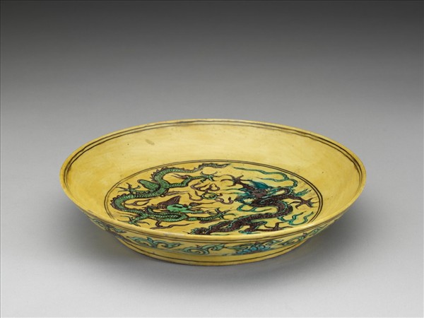 素三彩黃地番蓮龍紋盤