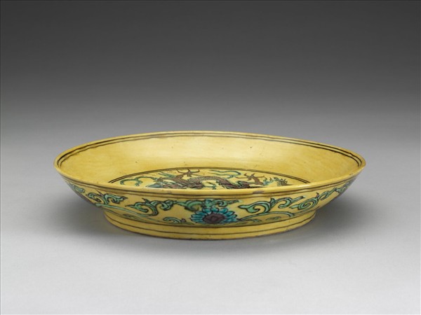 素三彩黃地番蓮龍紋盤