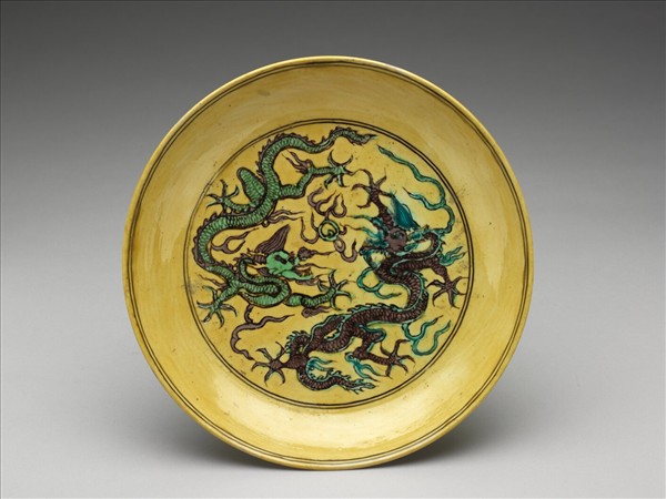 素三彩黃地番蓮龍紋盤