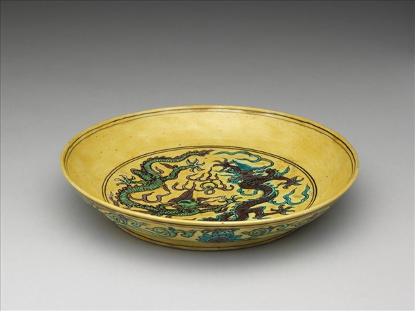 素三彩黃地番蓮龍紋盤