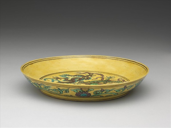 素三彩黃地番蓮龍紋盤