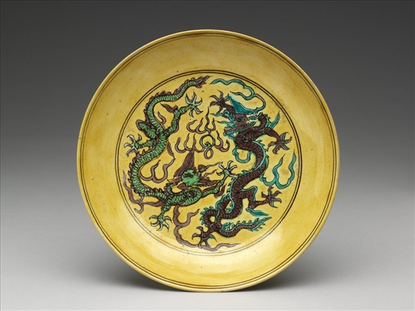 素三彩黃地番蓮龍紋盤