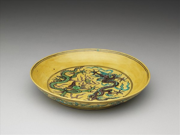 素三彩黃地番蓮龍紋盤