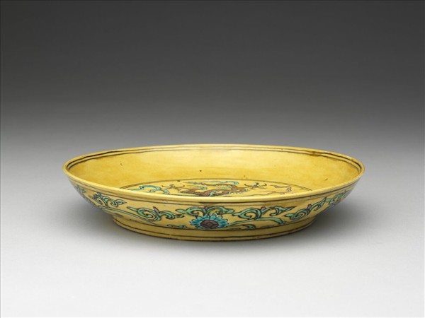 素三彩黃地番蓮龍紋盤