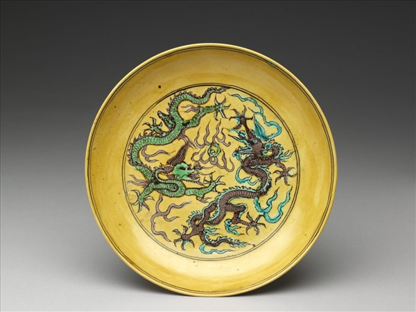 素三彩黃地番蓮龍紋盤