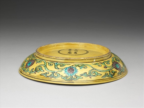 素三彩黃地番蓮龍紋盤