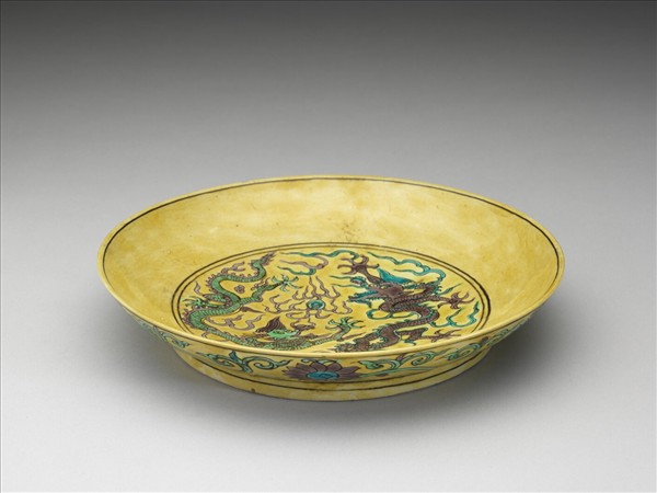 素三彩黃地番蓮龍紋盤