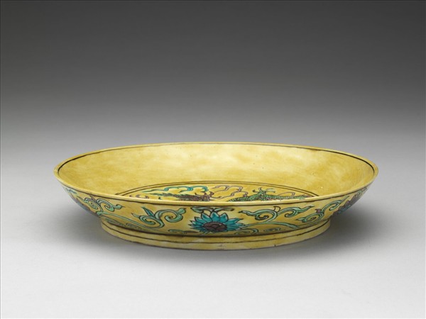 素三彩黃地番蓮龍紋盤