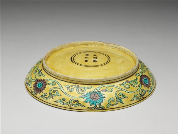素三彩黃地番蓮龍紋盤
