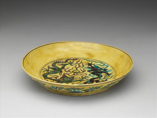 素三彩黃地番蓮龍紋盤
