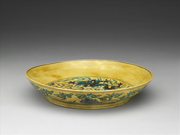 素三彩黃地番蓮龍紋盤