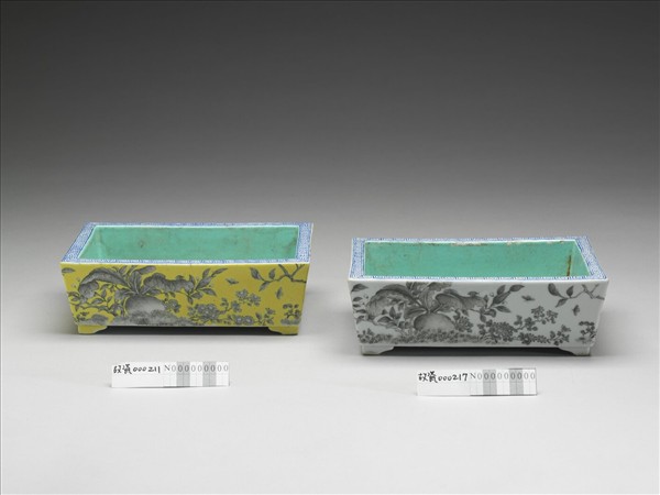 粉彩赭墨園圃圖盆