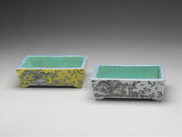 粉彩赭墨園圃圖盆