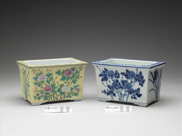 粉彩牡丹紋長方盆