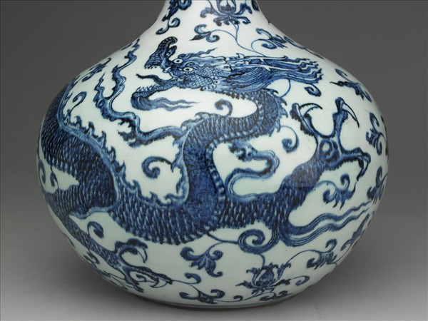 青花穿蓮龍紋天球瓶