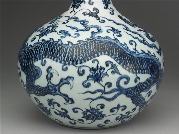 青花穿蓮龍紋天球瓶