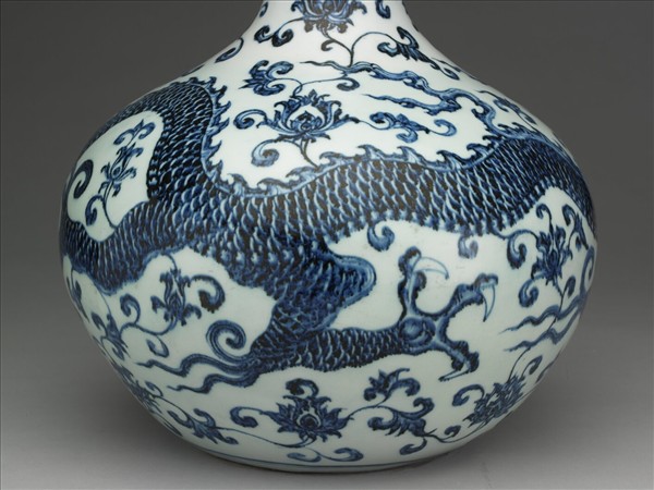青花穿蓮龍紋天球瓶