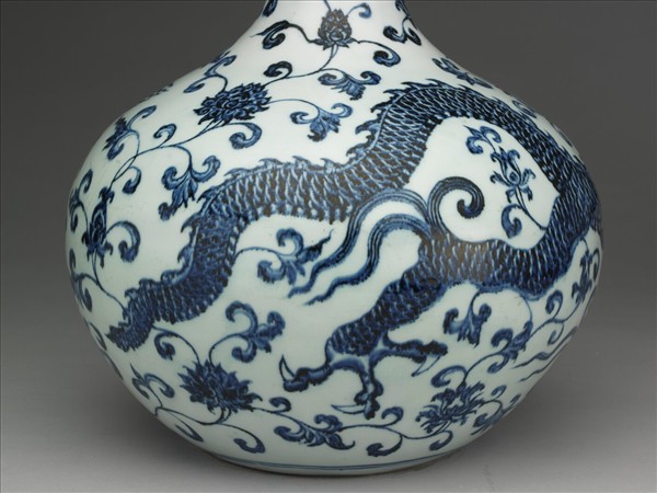 青花穿蓮龍紋天球瓶