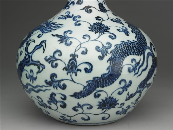 青花穿蓮龍紋天球瓶