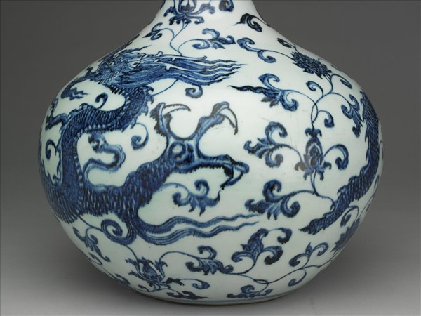 青花穿蓮龍紋天球瓶