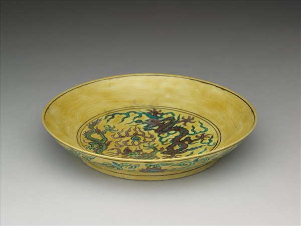 素三彩黃地番蓮龍紋盤