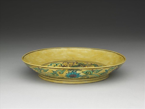 素三彩黃地番蓮龍紋盤