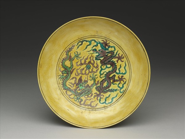 素三彩黃地番蓮龍紋盤