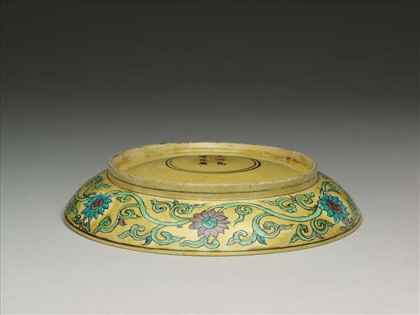 素三彩黃地番蓮龍紋盤