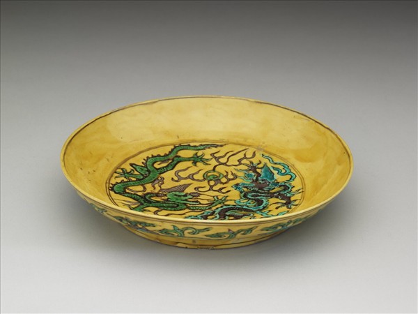 素三彩黃地番蓮龍紋盤