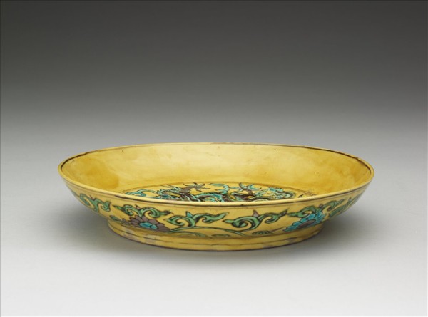 素三彩黃地番蓮龍紋盤