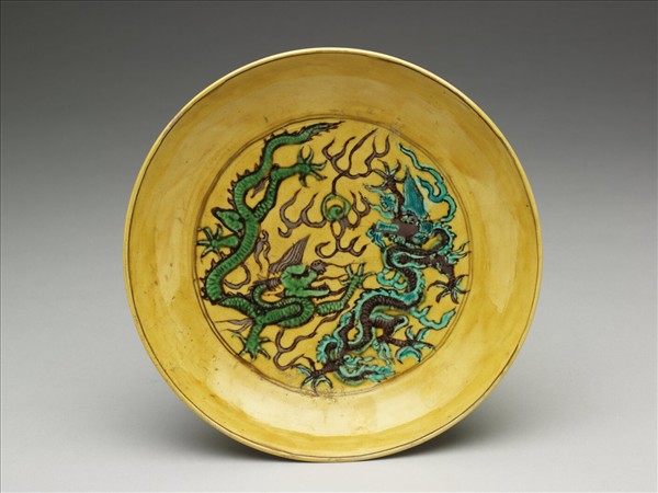素三彩黃地番蓮龍紋盤