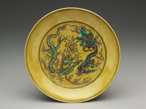 素三彩黃地番蓮龍紋盤