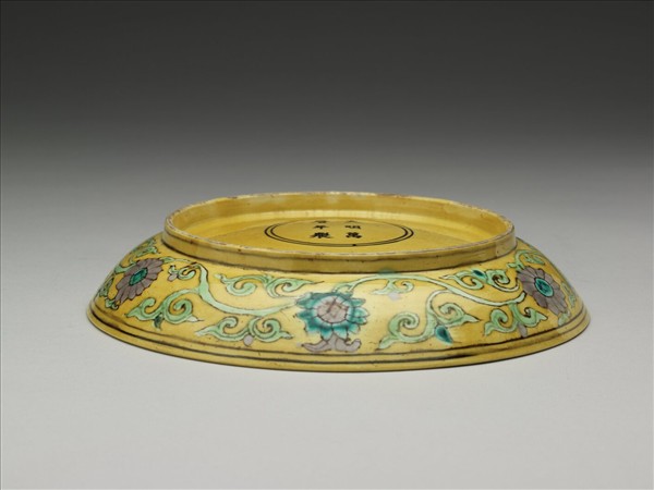 素三彩黃地番蓮龍紋盤