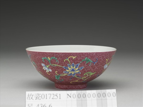 洋彩紅錦地花果紋碗