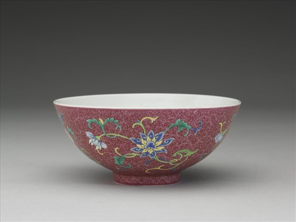 洋彩紅錦地花果紋碗