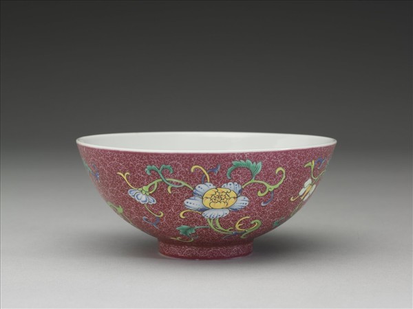 洋彩紅錦地花果紋碗
