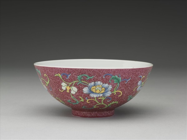 洋彩紅錦地花果紋碗