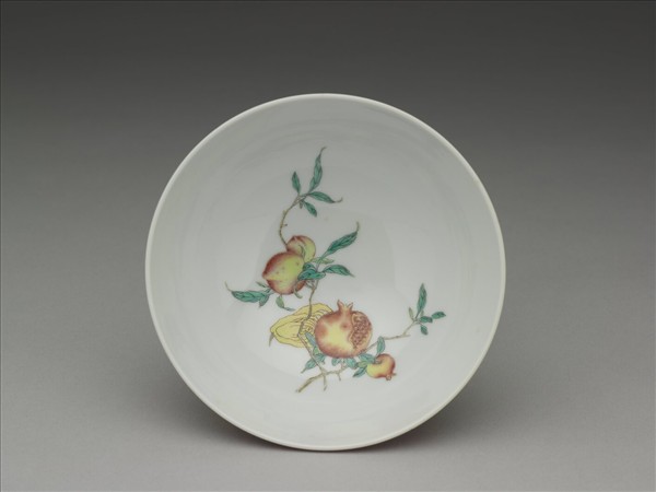 洋彩紅錦地花果紋碗