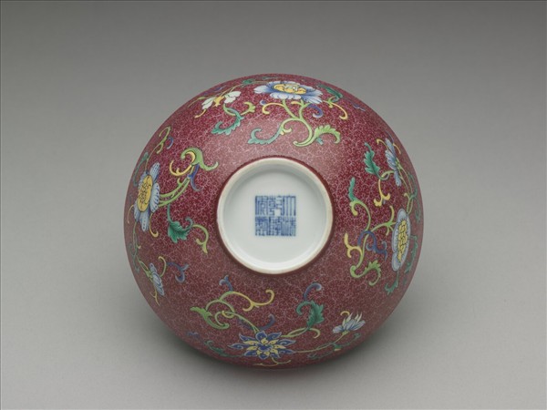 洋彩紅錦地花果紋碗