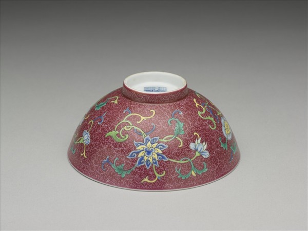 洋彩紅錦地花果紋碗