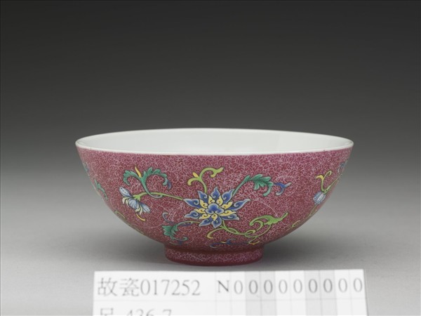 洋彩紅錦地花果紋碗