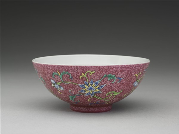 洋彩紅錦地花果紋碗